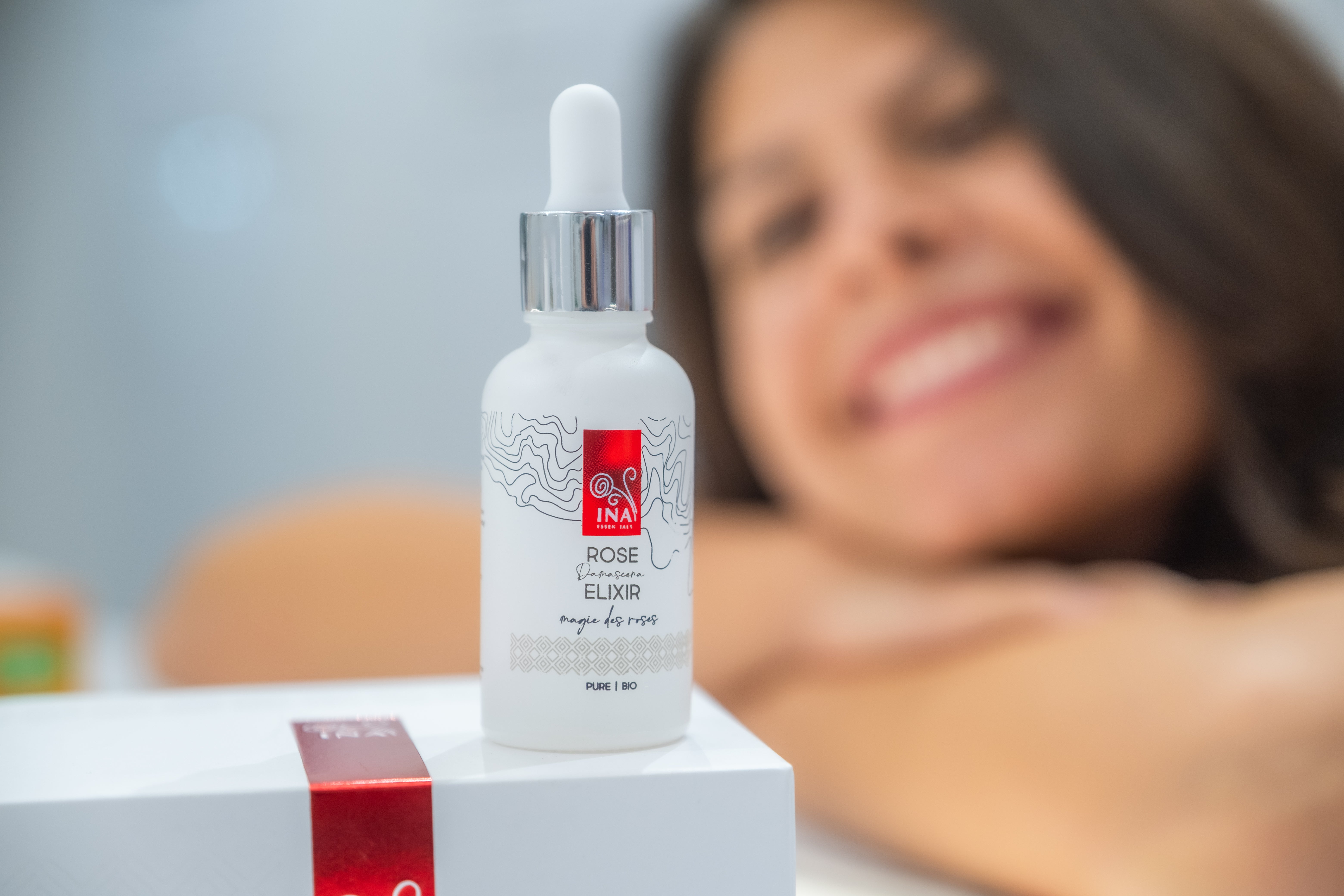 11 причини да изберете серума InaEssentials Anti-Age Rose Elixir